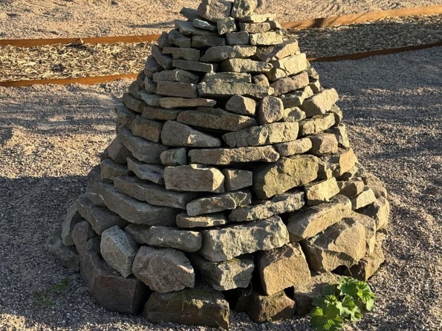 Eine Pyramide für Insekten, Käfern und Amphibien aus unregelmäßig geformten Steinen in konischer Form.